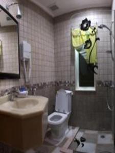 a bathroom with a toilet and a sink and a mirror at اجنحة الخزامى المخدومة in Yanbu