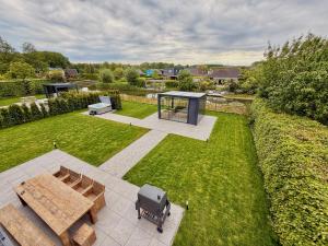 an aerial view of a garden with a picnic table and a grill at Villa Aurelia Spa, Zeewolde 51 in Zeewolde