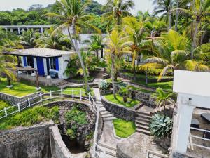 an aerial view of a resort with palm trees at Verdaad Mansion in La Libertad
