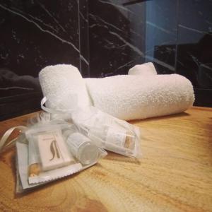 a roll of toilet paper sitting on top of a table at Romantic Spa del Lago in Viverone