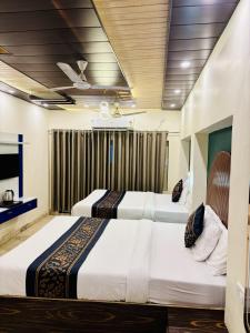 two beds in a hotel room at Hotel SK Residency in Varanasi +60 photos