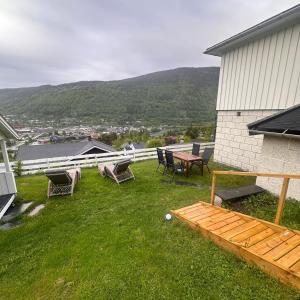 a backyard with chairs and a table and a bench at Otta Studio apartment in Sel
