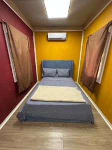 a bed in a room with a yellow wall at La macana Ecotour in Cacique +30 photos