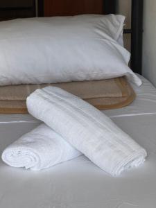 a couple of towels are laying on a bed at Ostello moderno centro- cucina Wi-Fi in Livorno +1 photo