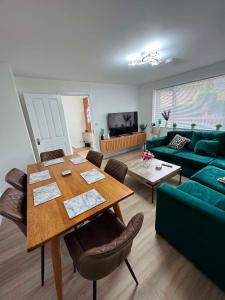 a living room with a table and a green couch at Fatjon Propeties in Drayton