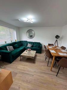 a living room with a green couch and a table at Fatjon Propeties in Drayton