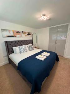 a bedroom with a large bed with towels on it at Fatjon Propeties in Drayton