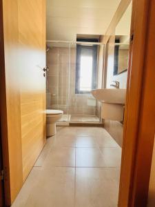 a bathroom with a sink and a toilet at Ático La Puerta de Logroño, con terraza y piscina! in Logroño