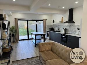 a living room with a couch and a kitchen at Lux Living No 6 Luxury 1-Bed Free Parking Oxford in Oxford