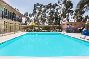 Swimming pool sa o malapit sa Super 8 by Wyndham Redlands/San Bernardino