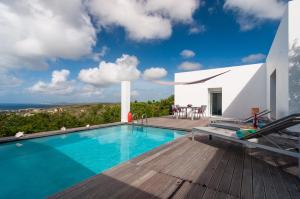 בריכת השחייה שנמצאת ב-Bonaire Bay View Villa או באזור