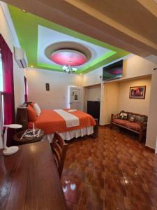 a hotel room with a bed and a green ceiling at Hotel y Restaurante Donde Pilo in Santa Rita
