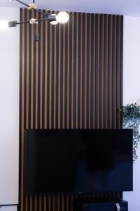 a flat screen tv sitting next to a wall at Izium Central Residence in Baia Mare