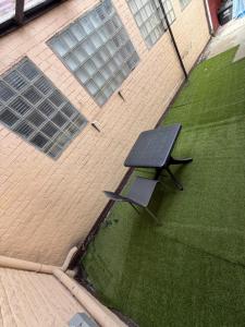 an overhead view of a picnic table on a lawn at Ans soleil in Ans