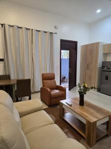 a living room with a couch and a coffee table at Villa Princess Goofy in Lomé