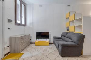 a living room with a couch and a television at Alessia House in Ferrara