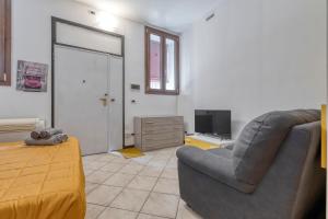 a living room with a couch and a television at Alessia House in Ferrara