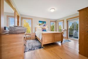 a bedroom with a bed in a room with windows at Topaz Beach Cottage AC Waterview in Wiarton