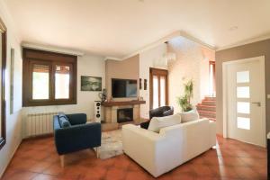a living room with a white couch and two chairs at Mazziu's villa in Cans