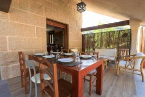 a dining room with a wooden table and chairs at Mazziu's villa in Cans