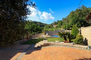 a backyard with a retaining wall and a brick patio at Mazziu's villa in Cans