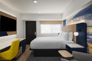 a hotel room with a bed and a tv at Aiden Hotel Sacramento Downtown in Sacramento