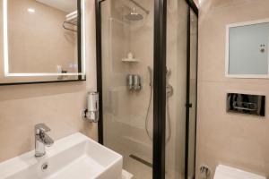 un baño con ducha y lavabo en Zagreb Hotel, en Estambul