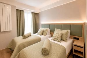 una habitación de hotel con dos camas en una habitación en Zagreb Hotel, en Estambul