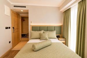 un dormitorio con una cama grande con cabecero verde en Zagreb Hotel, en Estambul