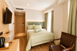 una habitación de hotel con una cama y una silla en Zagreb Hotel, en Estambul