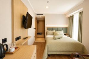 una habitación de hotel con cama y televisión en Zagreb Hotel, en Estambul 65 fotos más
