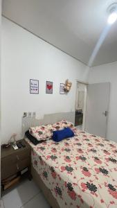 a bedroom with a bed with a floral bedspread at Casa do Mascarenhas in Picos