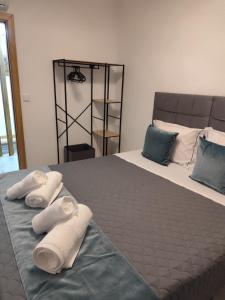 a bedroom with two towels on a bed at Villa Jeronimo`s in Geres