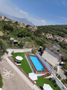 an overhead view of a swimming pool and a resort at Tenuta Coppola casa vacanze in Gragnano