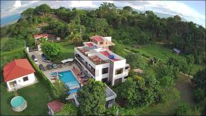 an aerial view of a house with a swimming pool at Villa Campestre Numbana Melgar in Melgar