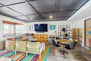 ein Wohnzimmer mit Tisch und Stühlen in der Unterkunft Point Perfect in Port Madison