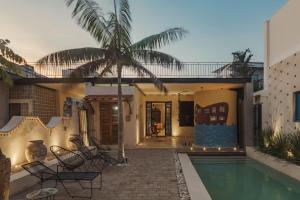 a villa with a swimming pool and a palm tree at Villa Mineli in Campeche +36 photos