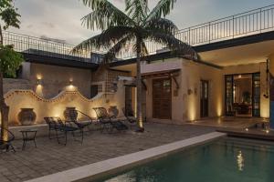 a villa with a swimming pool and a house at Villa Mineli in Campeche