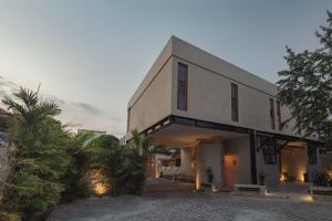a large white building with a driveway at Villa Mineli in Campeche