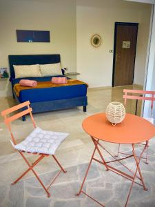a living room with a bed and a table and chairs at Villa Rose Marie Chambres dhôtes au Calme et Grands Espaces in Le François