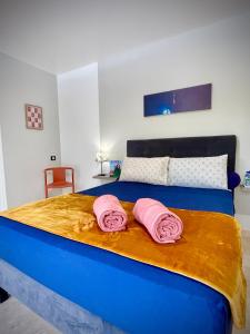 a bedroom with a bed with two pink towels on it at Villa Rose Marie Chambres dhôtes au Calme et Grands Espaces in Le François
