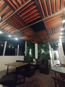 a living room with a wooden ceiling and a table at Hospedaje Diamantes in Huacho