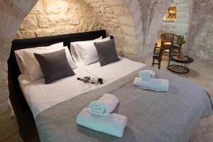 a bedroom with a bed with towels on it at Tirat Ronit - טירת רונית in Safed
