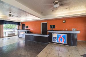 un vestíbulo con un bar con una pared de color naranja en Motel 6-Globe, AZ en Globe