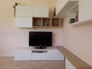 a living room with a tv on a white cabinet at Casa al parco in Romano D'Ezzelino