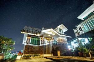 a house at night with a starry sky at Little hut in Kampong Kundassan