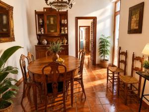 a dining room with a wooden table and chairs at Las 9 Candelas alojamiento en el centro de Yecla in Yecla +29 photos