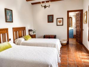 a bedroom with two beds in a room at Las 9 Candelas alojamiento en el centro de Yecla in Yecla
