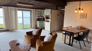 a living room with a table and chairs and a kitchen at Arky's B&B in Smith River