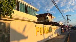 a wall with the word pulse on it next to a building at Pousada Ilha do Itacolomi in Penha